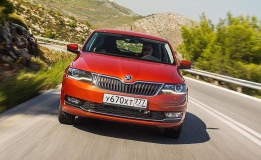 После обновления лифтбеку ŠKODA RAPID стали доступны новая оптика и интеллектуальная система управления светом