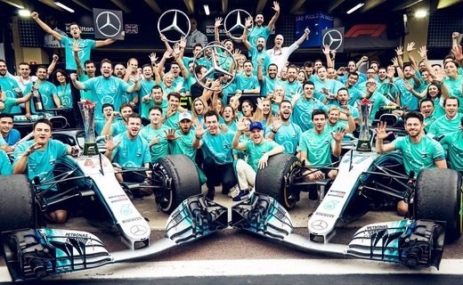 Льюис Хэмилтон выиграл гонку, команда Mercedes - чемпионат, а Ферстаппен подрался с Оконом