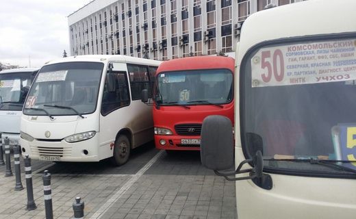 В понедельник 21 декабря порядка двух десяток маршруток № 50 выстроились на Театральной площади возле администрации города.