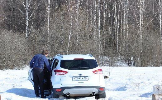 Любой водитель, попавший в снежный плен, будет пытаться выехать оттуда, газуя постоянно.