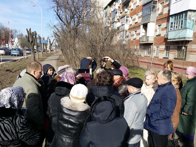 Жители возмущались, что и без того страдают от шума и гари оживленной автомобильной трассы, проходящей под их окнами.