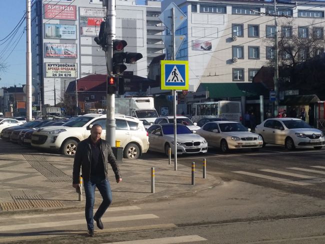 Нарушителей так много, что лейтенант Петраков останавливает только последнюю, чтобы не стать причиной еще одной пробки.