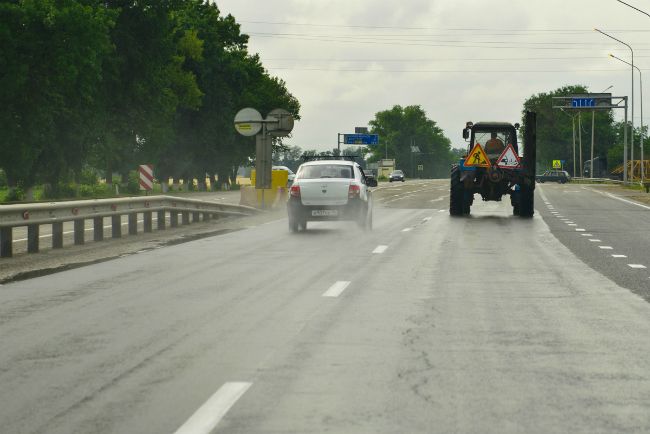 Нужно соблюдать увеличенное расстояние от автомобиля, который едет впереди.