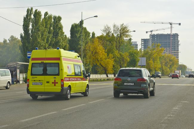 Принять меры для оказания первой помощи пострадавшим, вызвать скорую медицинскую помощь и полицию.