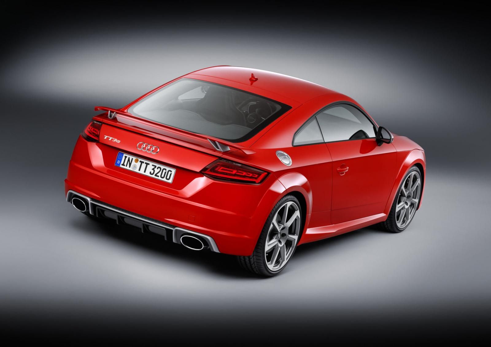 В Пекине представили купе и родстер Audi TT RS с 400-сильным двигателем.