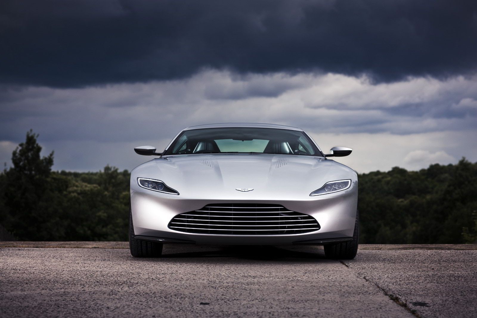 На аукцион выставлен Aston Martin DB10.