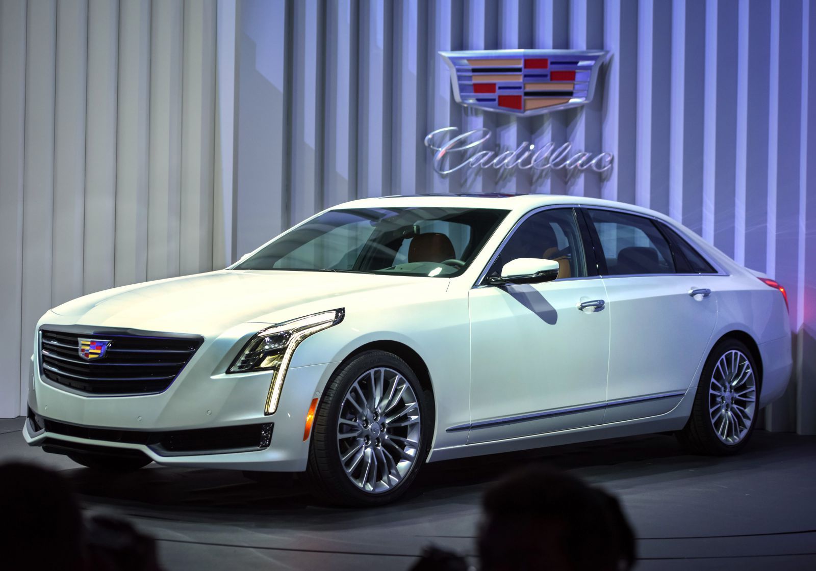 Флагман получит гибридную версию Cadillac CT6 PHEV.