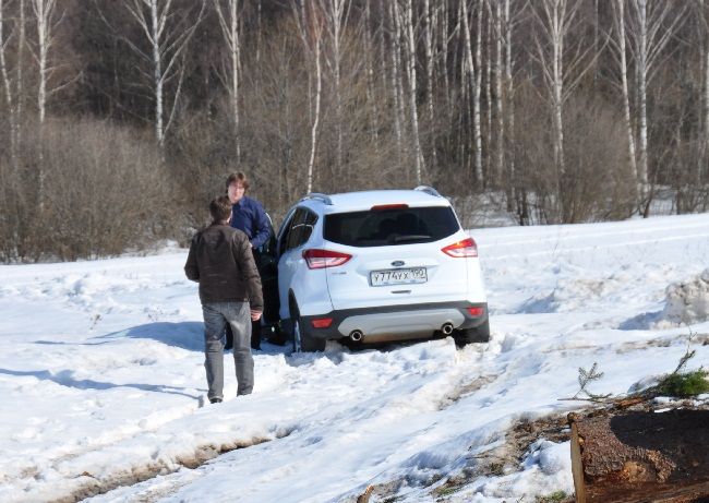 Многие водители в такой ситуации начинают крутить руль автомобиля в разные стороны, чтобы выехать. Но таким образом колея только углубляется. 