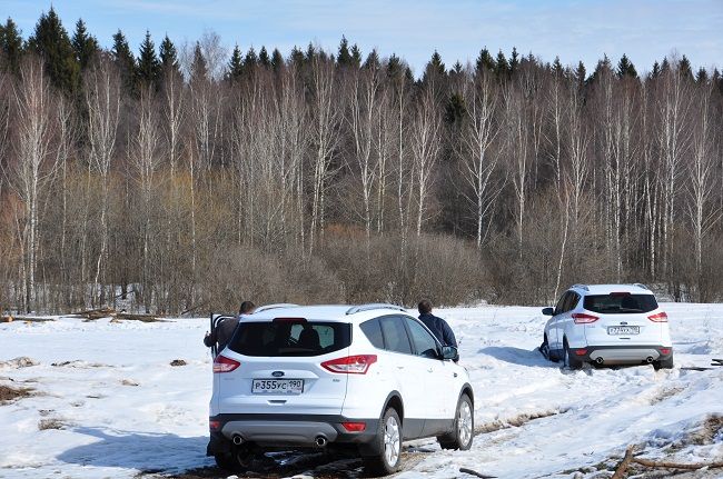 Опытные водители всегда возят с собой песок. Можно приобрести в магазинах специальные пластины, которые не позволяют скользить автомобилю в снежной колее.