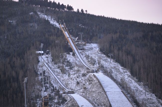 Впрочем, самое главное в Гаррахове - это 8 трасс протяжённостью около 10 км для катания, а также трассы для беговых лыж. Для начинающих предусмотрены 5 синих трасс. Есть возможность обучения на лыжном тренажере, что является несомненным плюсом.