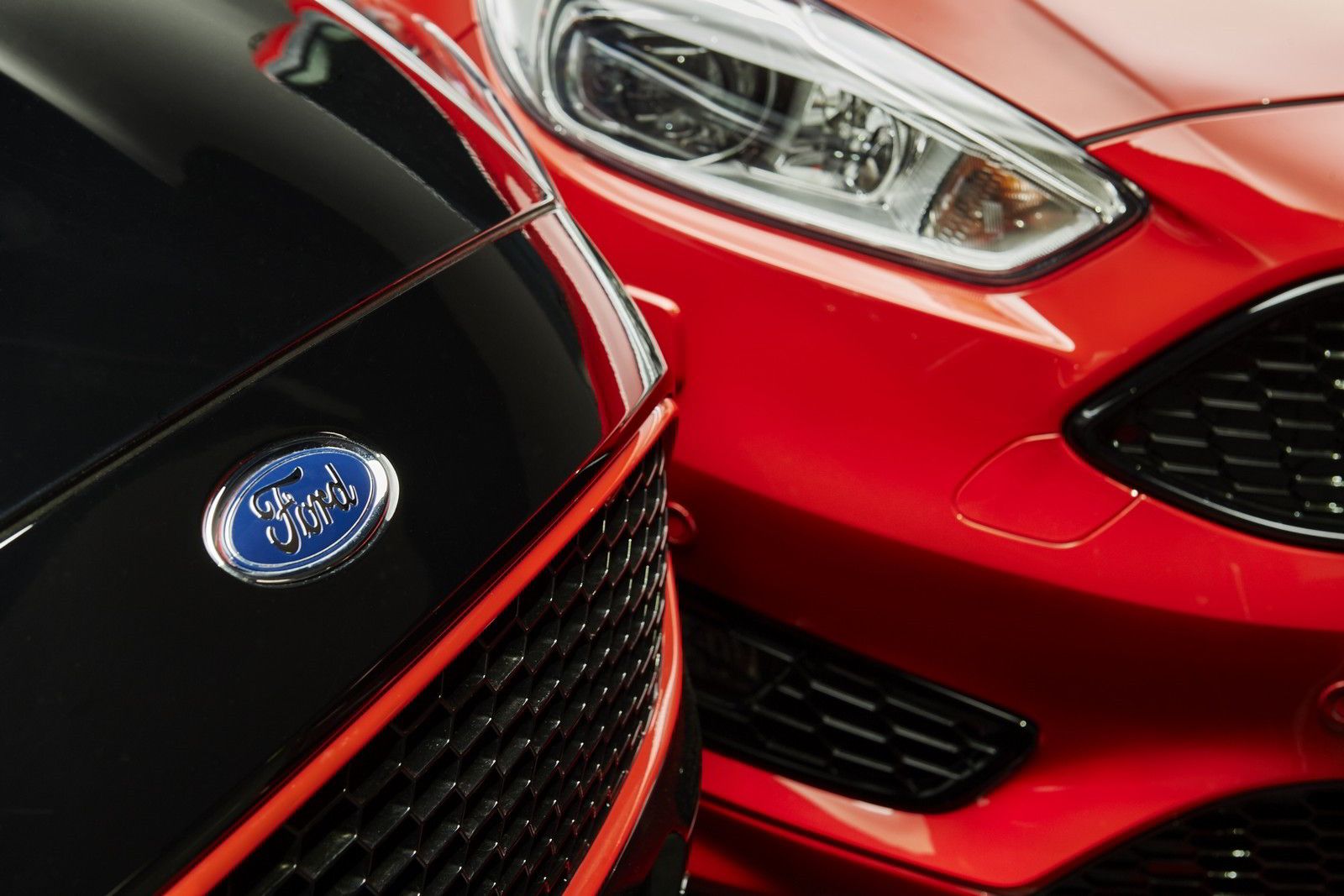 Ford представляет две новых версии модели Focus - Black & Red Editions.