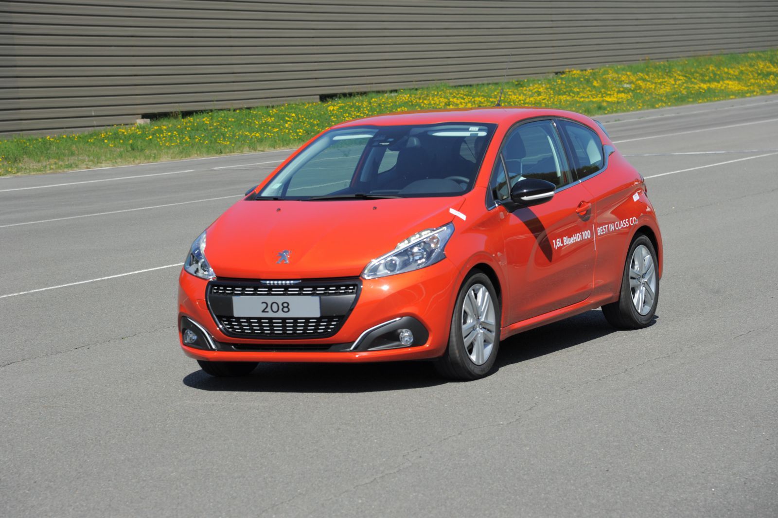 Рекордный расход топлива Peugeot 208.