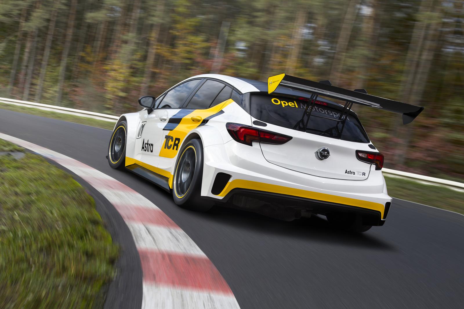 Opel официально представил гоночный Astra TCR.