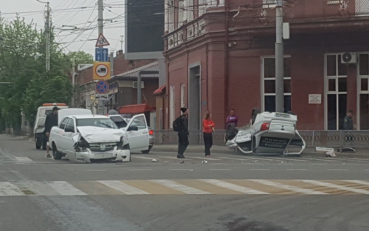 В Краснодаре в результате ДТП перевернулась машина 