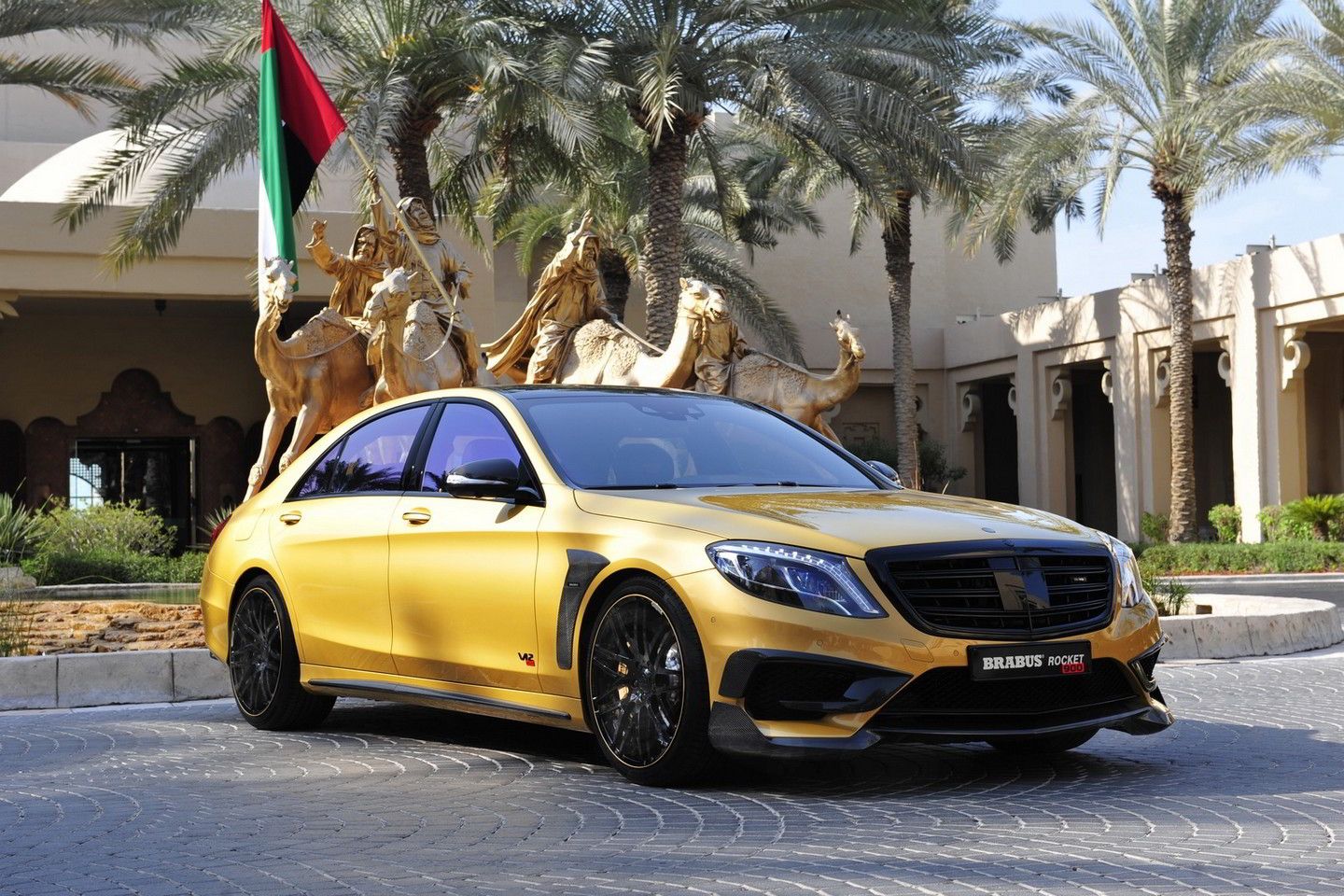 В ОАЭ представили Brabus Rocket 900 Desert Gold Edition.