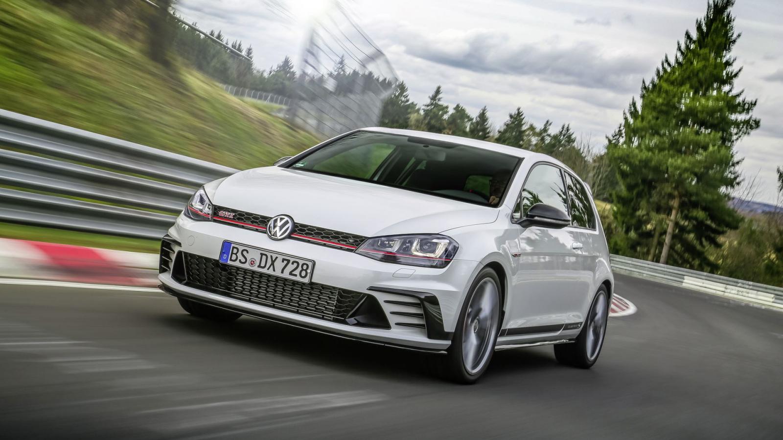 Новый Volkswagen Golf GTI Clubsport S стал самым быстрым на Нюрбургринге.