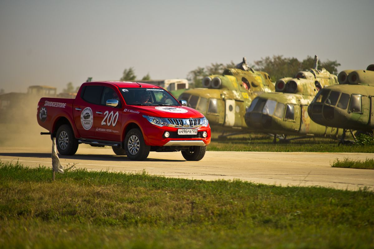 Mitsubishi L200 на аэродроме Белевцы. За рулем - японский гонщик Хироши Масуока. Знаменитый участник ралли в Mitsubishi Motors Corporation выполняет обязанности водителя-испытателя, участвует в заездах, а также обучает водителей Mitsubishi.