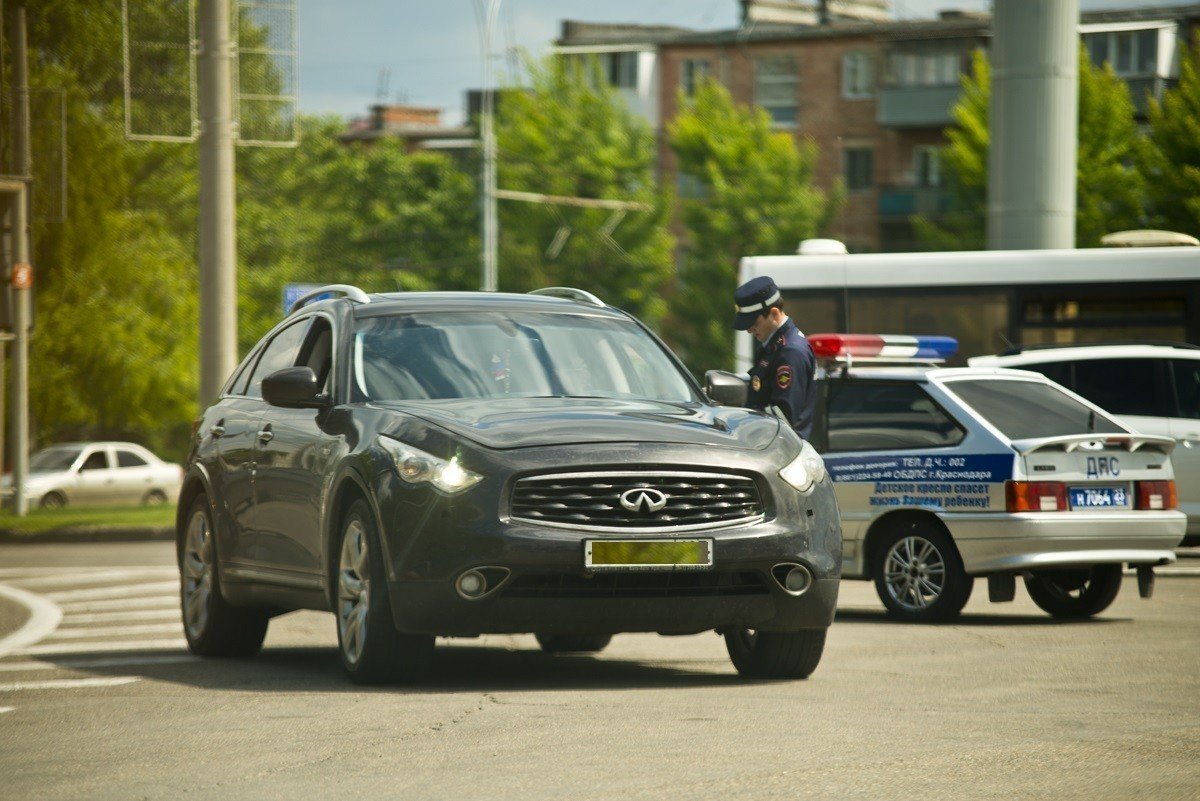 В России предлагают разрешить сотрудникам полиции вскрывать автомобили