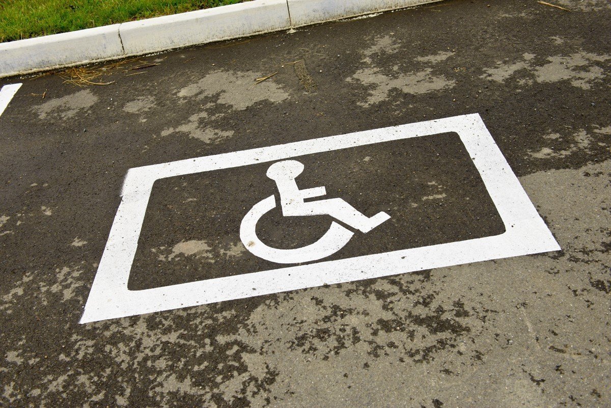 Машиноместа для инвалидов. Обозначение парковки для инвалидов на парковке. Знак 6.4.17 д стоянка для инвалидов. Место для инвалидов на парковке. Табличка место для инвалидов.