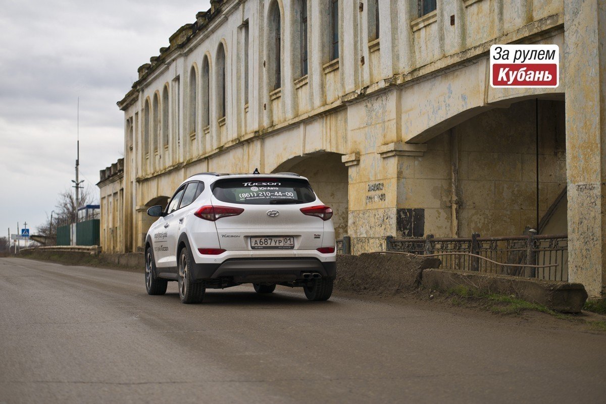 Тех, кто говорит, что наша новинка стоит на базе Hyundai ix35 спешим расстроить. Это не так. Точнее, не совсем так. Платформа серьёзно переработана.