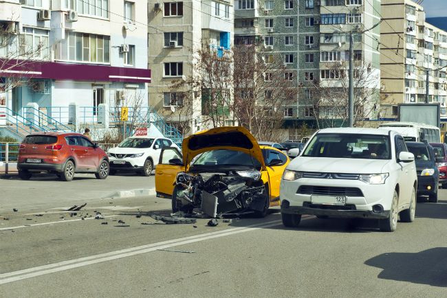 После аварии зафиксируйте обстановку на видео или фото. Особое внимание уделите нанесенным повреждениям и местоположению автомобилей.